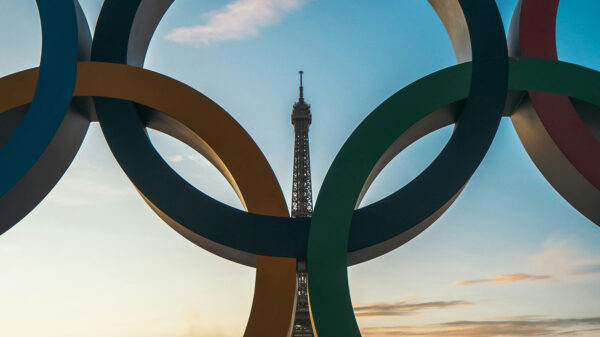 Blick durch olmpische Ringe auf den Eifelturm in Paris