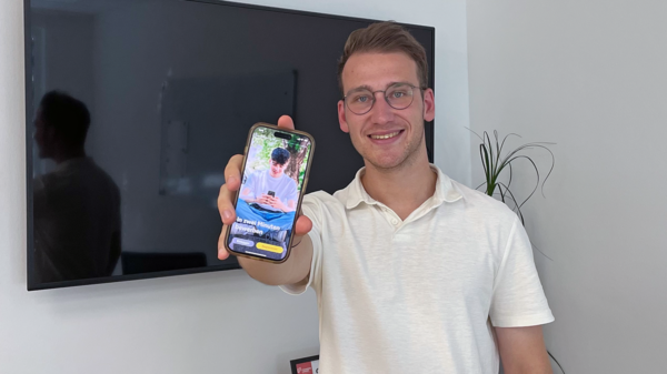 Mann präsentiert App auf einem Smartphone