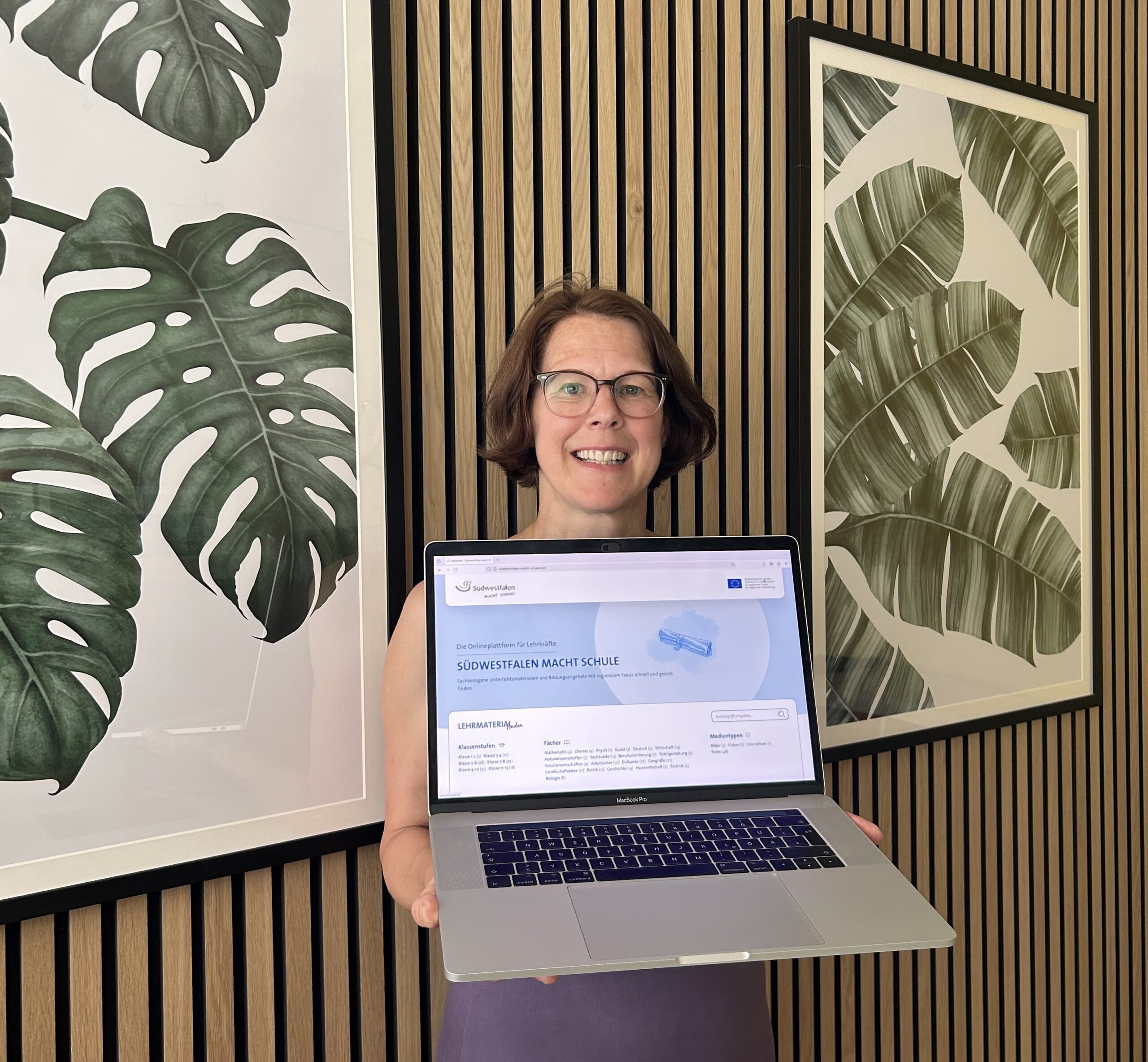Sandra Rannenberg von der Südwestfalen Agentur zeigt die neue Website auf einem Laptop.